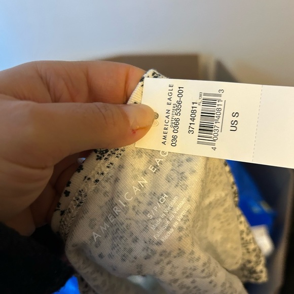 NWT American Eagle Ditsy Floral Cropped Tank - Picture 3 of 6